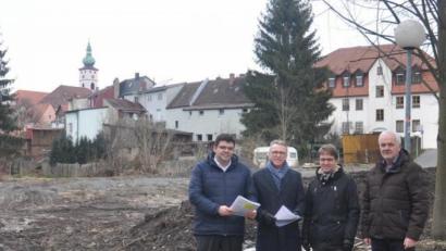 Bild: ws
Einen sportlichen Zeitplan hat die Stadt beim Neubau des Kindergarten in der Altstadt: Das Gelände ist vorbereitet, die ersten Ausschreibungen sind erfolgt. Im September soll der Betrieb starten. Am Donnerstag sahen sich BRK-Kreisgeschäftsführer Holger Schedl, Bürgermeister Franz Stahl, Stadtbaumeister Andreas Ockl und Kämmerer August Trißl (von links) auf dem Gelände zwischen Ringstraße und Großparkplatz um.