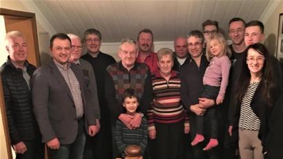 Bild: sl
Der sehr vitale Jubilar Ernst Frischholz (Fünfter von links) im Kreise seiner großen Familie, Frau, Kinder und Enkelkinder, den Vertretern aus Gemeinde, Kirche und Vereine.
