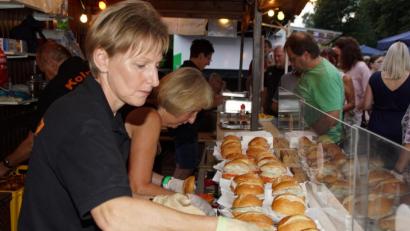 Bild: mmj
Seit Jahrzehnten hat die Schönseer Kolpingfamilie beim Bürger- und Seefest mit einem Imbissstand einen festen Platz. Auch bei der Neuauflage am letzten Juli-Wochenende sind die Mitglieder wieder mit dabei.