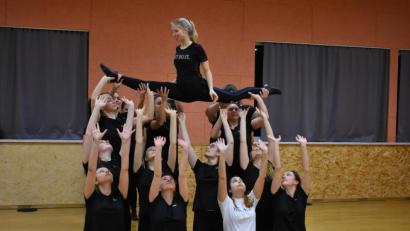 Bild: exb/Michael Welnhofer
Kollegin Lucia Seebauer (unten knieend, Zweite von rechts) ersetzte bei einem Training der AWO-Tanzgruppe Grün-Weiß eine Tänzerin der Ü-15-Gruppe. Dabei merkte sie, was zunächst einfach aussieht, ist harte Arbeit.