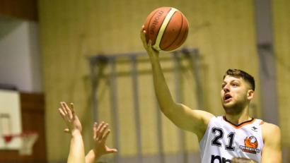 Archivbild: Alfred Schwarzmeier
DJK-Aufbauspieler Johannes Klughardt (am Ball), der nach einer Fingerverletzung erst seit etwas über einer Woche wieder trainiert, wird gegen Gothas Guards stark gefordert werden.