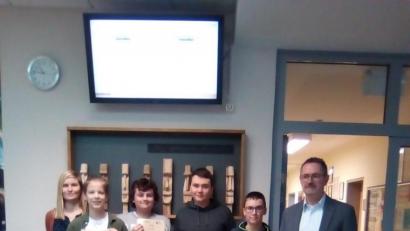 Bild: Realschule im Stiftland/exb
Die am Medientutoren-Projekt beteiligten Schüler zusammen mit Schulleiter Stephan Drexler und Betreuungslehrerin Franziska Gradl.