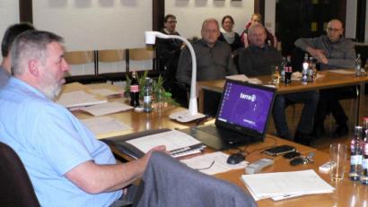 Bild: lep
Vertreter des SC Kirchenthumbach (im Hintergrund) sind Zuhörer im öffentlichen Teil der Sitzung des Bauausschusses. Behandelt wird der Bauantrag zum Neubau von Umkleideräumen und Duschen.