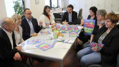 Bild: fsb
Die Vorsitzenden der BLLV-Kreisverbände treffen sich bei Landtagsabgeordnetem Stephan Oetzinger (Mitte) zum Krisengespräch.