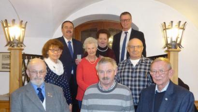 Bild: u
Der VdK ehrt langjährige und verdiente Mitglieder (vorn, von links): Ehrenvorsitzender Anton Eisert, Helmut Falk und Vorsitzender Leonhard Wischer; mittlere Reihe (von links): Hildegard Siegert, Margot Romeis und Johann Neger; hinten (von links): Bürgermeister Peter Dotzler (Gebenbach), VdK-Kreisvorsitzende Marianne Kies-Baldasty und Bürgermeister Hermann Falk (Hirschau).