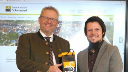 Bild: Hirsch
Oberbürgermeister Andreas Feller (links) bedankte sich bei Christoph Grabinger (rechts) für die Anregung zur Einrichtung eines städtischen Online-Portals.