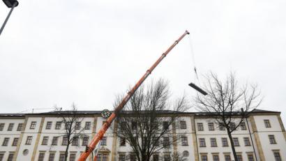 Bild: Petra Hartl
Ein 4,4 Tonnen schwerer Betonpfeiler schwebt über dem Max-Reger-Gymnasium. Insgesamt mussten 20 dieser Teile am Freitagnachmittag über die Schule am Kaiser-Wilhelm-Ring gehoben werden.