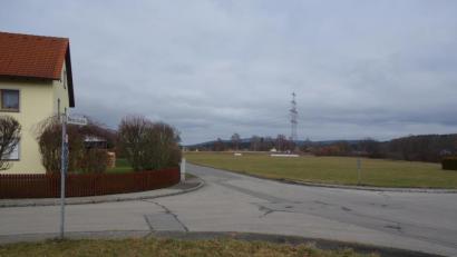 Bild: fjo
Wo der Straßenzug "Zwischen den Städten" auf die Retzstraße trifft, plant die Stadt auf ihrem eigenen Grundstück ein kleines Baugebiet mit drei bis vier Parzellen.