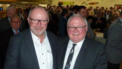 Bild: Portner
Zwei Bürgermeister die sich verstehen: Heinz Weigl (rechts) stößt mit Frank Tröger aus Raschau-Markersbach beim Neujahrsempfang in der Grenzlandkaserne auf das Jubiläum „30 Jahre Städtepartnerschaft“ an.