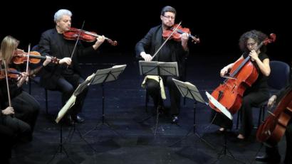 Bild: Wolfgang Steinbacher
"Sestetto Stradivari" - von links David Romano, Marlène Prodigo, Raffaele Mallozzi, David Bursack, Sara Gentile, Diego Romano - überraschten mit ihrem ausgefallenen Programm im Stadttheater Amberg.