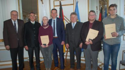 Bild: gib
Regierungspräsident Axel Bartelt (Zweiter von links) ehrt Justin Fischer (mit Urkunde, von rechts), Peter Faget und Sandra Albert.