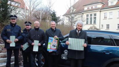 Bild: sfo
Stellvertretender Leiter der Polizeiinspektion Tirschenreuth Thomas Dietrich, Leiter der PI Waldsassen Roland Heldwein, Kreisverkehrswacht-Vorsitzender Walter Landgraf, Kreisjugendring-Vorsitzender Jürgen Preisinger und Landrat Wolfgang Lippert, einer der Schirmherren der Aktion "Houst a Hirn, loust as Handy lieng".