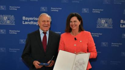 Bild: Rolf Poss, Bildarchiv Bayerischer Landtag
Landtagspräsidentin Ilse Aigner überreicht dem früheren Schwandorfer Landrat Hans Schuierer seine Medaille in Silber.
