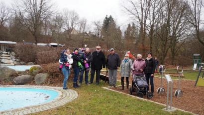 Bild: stn
Am Planschbecken muss es wieder Platz für eine Liegewiese geben, wünschen sie viele junge Mütter im Gespräch mit den Freien Wählern. Die Senioren-Fitnessgeräte seien dort fehl am Platz.