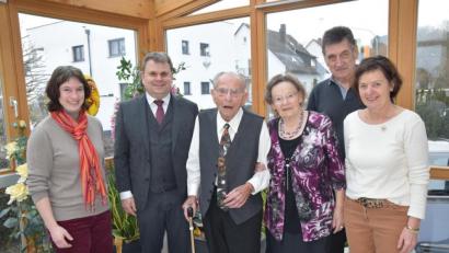 Bild: fz
Tochter Christine, Schwiegersohn Horst, Ehefrau Marianne (von rechts) sowie Gemeindereferentin Gabriele Sieder und Bürgermeister Karlheinz Budnik gratulieren Emmeram Merther zum 90. Geburtstag.