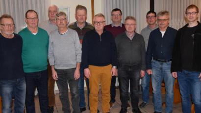 Bild: bö
Sie bestimmen in den nächsten vier Jahren die Geschicke des Zunftvereins der Maurer und Zimmerer in Schmidmühlen. Links Vorsitzender Günther Bauer. Bildmitte hinten Bürgermeister Peter Braun.