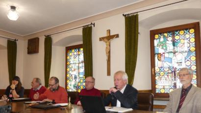 Bild: rn
Dr. Kai Uwe Ulrich und Thomas Willoweit (von rechts) berichten dem Eschenbacher Stadtratsgremium im Detail von der Behandlung des Rußweihers mit dem Schlammlösemittel "Schlixx plus".
