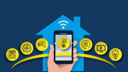 Bild: Britta Kussin/dpa
Im Smart Home sind intelligente Endgeräte miteinander vernetzt und lassen sich per Telefon oder Sprachsteuerung bedienen.