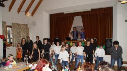 Bild: mmj
Den Auftritt der Tanzgruppe verfolgten von der Bühne aus auch Faschingsgesellschaft-Vorsitzender Markus Rosenmüller (links) und sein Stellvertreter Christian Betz.