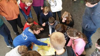 Bild: exb
Die Französin Manon Facon bringt den Schülern Land und Sprache näher. Das "France-Mobil" ist ein voller Erfolg.