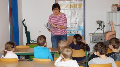 Bild: weu
Monika Lang hatte als neue Lesepatin an der Doktor-Eisenbarth-Grundschule sofort die Sympathien der Kinder auf ihrer Seite.