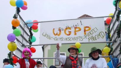 Bild: hm
Ein Foto aus den Anfangsjahren zeigt Mitglieder der Werbegemeinschaft, die im Fasching 2002 mit einer ziemlich bunten Wahlwerbung den Faschingszug bereicherten.