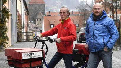 Bild: Petra Hartl
Lothar Zacher (links) arbeitet als einer von 16 Zustellern bei City-Mail und ist künftig mit einem E-Bike unterwegs. Rechts: Personaldisponent und Gebietsleiter Stephan Hagn.