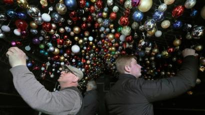 Bild: Wolfgang Steinbacher
Eigentlich schade – aber die Weihnachtszeit ist an Lichtmess zu Ende gegangen. Wilhelm Koch (links) und einige Helfer haben deshalb jetzt den Kugel-Himmel in der Asphaltkapelle Etsdorf wieder abgenommen.