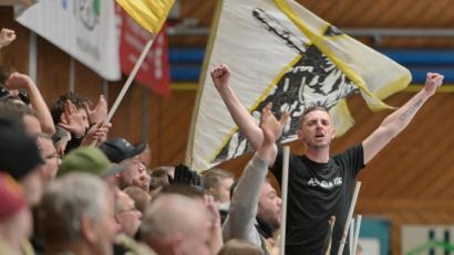 Bild: ref
Die Fans stehen hinter dem ERSC Amberg und werden am Sonntag wieder für Stimmung sorgen.