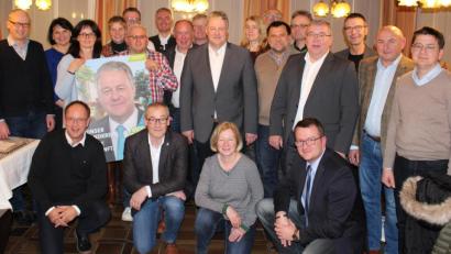 Bild: exb
Landrat Richard Reisinger (Mitte stehend) präsentierte gemeinsam mit dem Kreisvorsitzenden Harald Schwartz (stehend, Siebter von links) und dem Bundeswahlkreisvorsitzenden Patrick Fröhlich (kniend, rechts) dem Kreisvorstand die Inhalte und Werbemittel zur Wahl.