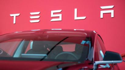 Bild: Silas Stein/dpa
Teslas sollen in Zukunft auch in Brandenburg vom Band laufen. An den Planungen für die Fabrik gibt es nun aberheftige Kritik aus der Oberpfalz.