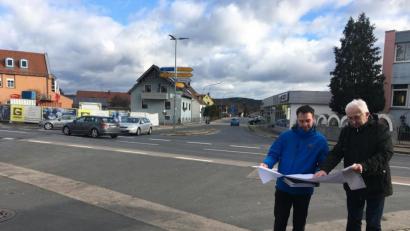 Bild: ihl
Bauamtsleiter Thomas Prey (links) und der zurzeit amtierende Bürgermeister Kurt Koppmann begutachten die Pläne für die Baumaßnahme auf der Kreuzung Oberviechtacher-/Neunburger Straße. Der Verkehr aus Richtung Diendorf wird ab Montag umgeleitet. .