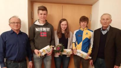 Bild: gis
Von links: SC-Vorsitzender Sigurd Zapf, Marius Kastner, Selina Kastl, Luis Schwinger, zweiter Bürgermeister Karl-Heinz Glaser