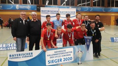 Bild: BFV
Der FC Augsburg ist Bayerischer Futsal-Meister bei den U15-Junioren. Ins Halbfinale zogen die bayerischen Schwaben nur ein, weil sie sich durch einen Treffer 14 Sekunden vor dem Ende mit 2:1 gegen die SpVgg SV Weiden behaupteten.