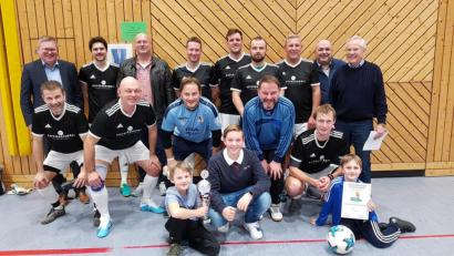 Bild: Karl-Heinz Grollmisch
Dieses Mal klappte es für die "Käfer und Humml Allstars"; als Vize-Meister 2019 setzten sie sich im 16-er Starterfeld durch und holten sich heuer den Stadtmeistertitel samt Urkunde und Pokal. Die Siegerehrung nahmen Oberbürgermeister Michael Cerny (hinten, links), der Vorsitzende des Stadtverbandes für Sport Norbert Fischer (hinten, rechts) und für den ausrichtenden Verein, der Schiedsrichtergruppe, Obmann Thomas Gebele (hinten, Zweiter von rechts) vor.