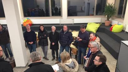 Bild: tne
Die Vertreter der CSU beim Vor-Ort-Termin in der Ammersrichter Schule.