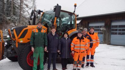 Bild: mmj
Bürgermeisterin Birgit Höcherl und Mitarbeiter des Bauhofs erhalten bei der Übergabe des neuen Allzweckfahrzeugs technische Erläuterungen durch Christoph Nißl (Baywa Winklarn) und Verkaufsleiter Tobias Ostermaier (von links).