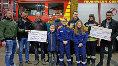 Bild: twi
Freude herrscht bei den Jugendgruppen der Feuerwehr Oberköblitz und der Sportangler bei der Spendenübergabe der Tennisfreunde.