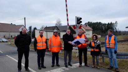 Bild: Stefanie Gradl
Bauamtsleiter Stefan Ertl (links) und Bürgermeister Hans-Martin Schertl (Vierter von links) informieren sich bei den Vertretern der Deutschen Bahn über das weitere Vorgehen.