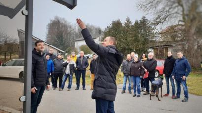 Bild: wec
Die CSU-Mitglieder in Pittersberg machen sich beim Bushäuschen ein Bild der Lage: Es schützt unter anderem nicht ausreichend vor Wind und Wetter.