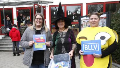 Bild: Hirsch
Maria Karg-Pirzer (Mitte), die Kreisvorsitzende des Bayerischen Lehrer- und Lehrinnenverbandes, Elternbeiratsvorsitzende Caroline Kranz (rechts) und Mitstreiterin Sabine Kraus (links).