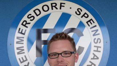 Bild: do
Als Vertreter des Fußballkreises Amberg/Weiden wurde der Jugendleiter des FC Tremmersdorf/Speinshart Tobias Scherl vom DFB und vom Bayerischen Fußballverband mit dem Ehrentitel des "Fußballhelden" ausgezeichnet. In der Generalversammlung des FC rückt er aber "seine" Nachwuchskicker in den Mittelpunkt.