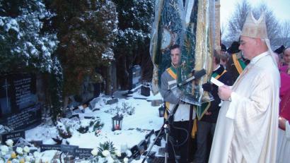 Bild: jr
Genau vor 15 Jahren, am 13. Februar 2005, eröffnete der damalige Regensburger Bischof Dr. Gerhard Ludwig Müller den Seligsprechungsprozess für Therese Neumann. An einem kalten Wintertag betete der spätere Kardinal am Grab der Resl am Konnersreuther Friedhof.