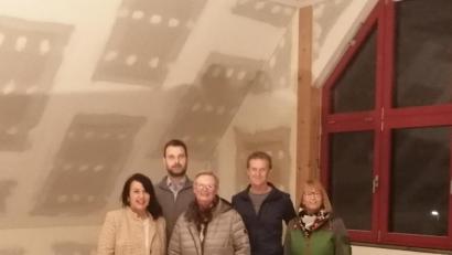 Bild: exb
Ammerthals Bürgermeisterin Alexandra Sitter sieht sich das neue Zuhause des Ammerthaler Heimat- und Kulturvereins im Obergeschoss der Feuerwehr an.