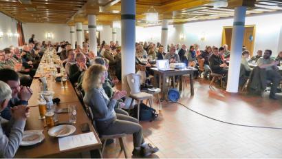 Bild: bsc
Das Interesse an der Jahrestagung des Arbeitskreis Luchs Nordbayern war gewaltig. Die bereitgestellten Stühle im großen Saal der „Schlossschänke“ reichten nicht.