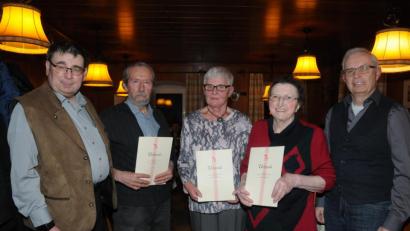 Bild: bey
Präses Stadtpfarrer Pater Hans Ring (links) und KAB-Vorsitzender Hans Müllhofer (rechts) ehren die langjährigen Mitglieder Johann Biehler (40 Jahre) sowie Irmgard Puff und Erika Weig (beide 50 Jahre, von links).