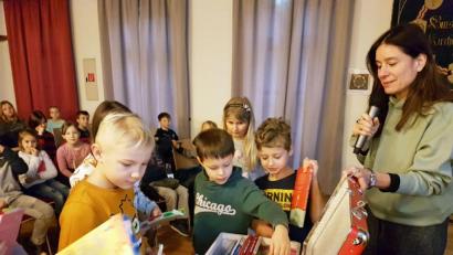 Bild: ü
Kinderbuchautorin Isabel Abedi hat für Zweit- bis Viertklässler der Kirchenthumbacher Grundschule viele tolle Bücher dabei.