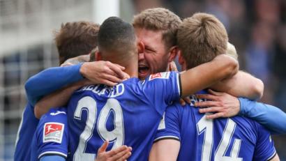 Bild: Friso Gentsch/dpa
Bielefelds Torschütze Cebio Soukou (links) feiert seinen Treffer zum 1:0 mit Fabian Klos (Mitte) und Joan Simun Edmundsson (rechts).