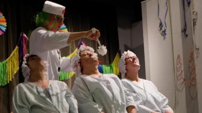 Bild: le
Lachsalven ohne Ende gab es beim Sketch „ Sparmaßnahmen im Altenheim „ durch das Team von Marlene Noetzel. Sitzend von links: Vroni, Christine und Inge. Stehend Marlene.