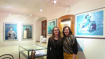 Bild: jzk
Sandra Doß und Marion Schmid (von rechts) hatten die Ausstellung „Träumerei und Mythos“ im Museum ermöglicht.
